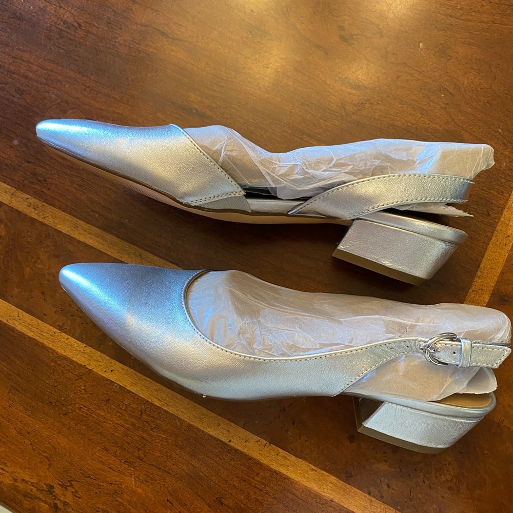 New Naturalizer Leather Slingback with block heel. Size 7.5